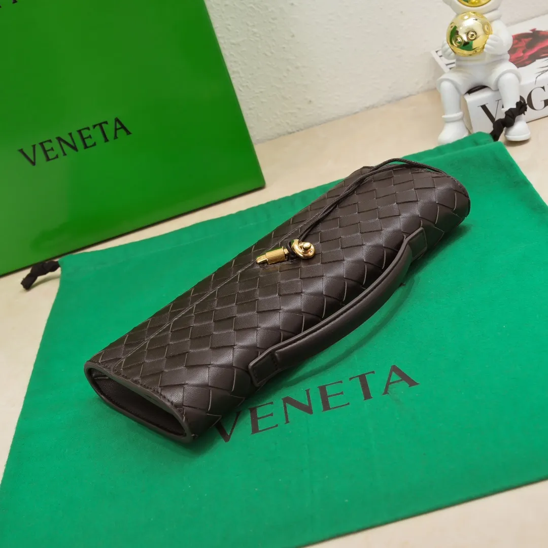 The batch of 1360 BV Andiamo evening handbags has been heavily planted again~ The designer aesthetics in the era of economic downturn are back. I fall in love with it at first sight and can't put it down. It's so beautiful and full of aura. The shape and texture are very competitive. It's light in weight and has sufficient capacity. It's a must-have for fashionistas. It's suitable for many occasions, minimalist, high-end and light luxury. Model No.: 741511 Size: 31*13*3cm
